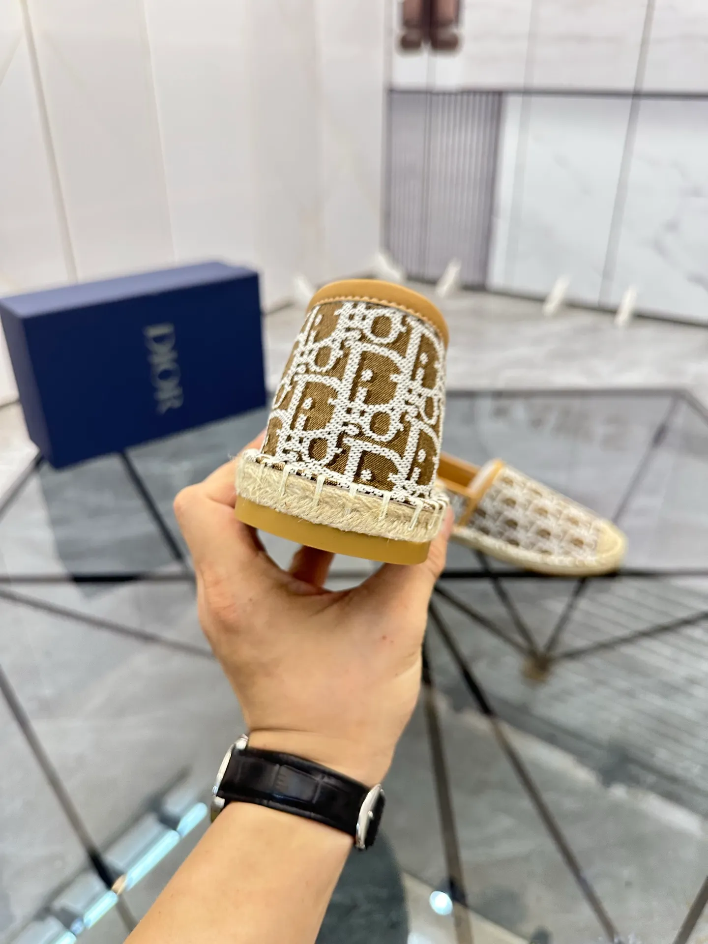 Men's shoes for sale 💰: 💰P400¥ Product trademark: Dior* "Dior*" low-top fisherman's shoes Regular size: 38-44 (can be customized to 37.45) Product materials: imported cowhide leather upper spliced ​​with original fabric, sheepskin lining, original outsole. Number: 1023